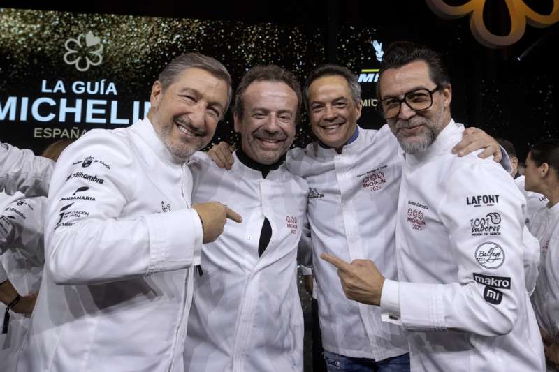 El cocinero Nacho Manzano (2i), del Restaurante Casa Marcial de Arriondas, Asturias, el nico restaurante que ha conseguido las tres estrellas de la Gua Michelin acompaado por los chefs Joan Roca (i), Quique Dacosta (d) y Sergio Torres (2d), durante la gala de entrega de las Estrellas Michelin 2025 hoy martes en el Auditorio Vctor Villegas de Murcia. EFEMarcial Guilln.