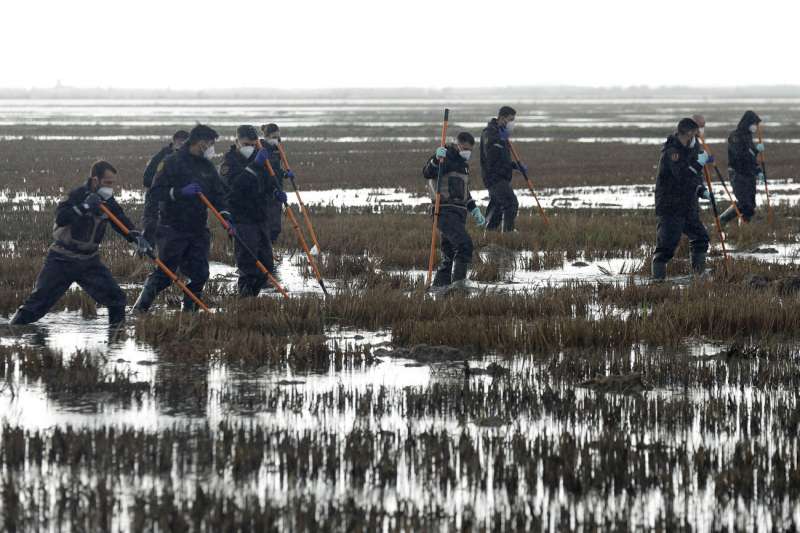 Efectivos de la Guardia Civil continan este viernes con las labores de rastreo y bsqueda de desaparecidos en la localidad valenciana de Silla, zona afectada por la dana en Valencia. EFE Miguel ngel Polo