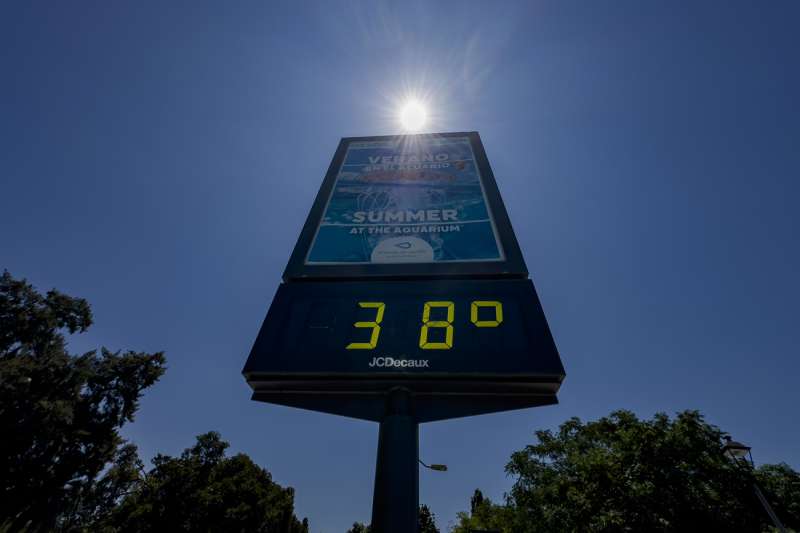 Vista de un termómetro que marca 38 grados, en una imagen de estos días. EFE/David Arjona
