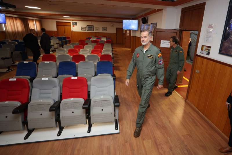 El rey Felipe presenci este mircoles en la base area de Gando, en Gran Canaria. EFE Elvira Urquijo A.
