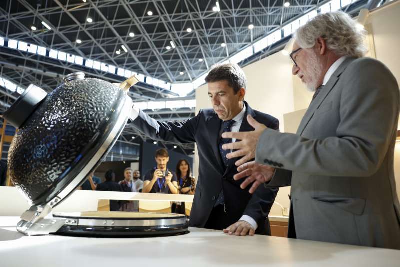 El president de la Generalitat, Carlos Mazn, recorre un expositor durante la inauguracin este martes de Feria Hbitat Valncia.EFEBiel Alio
