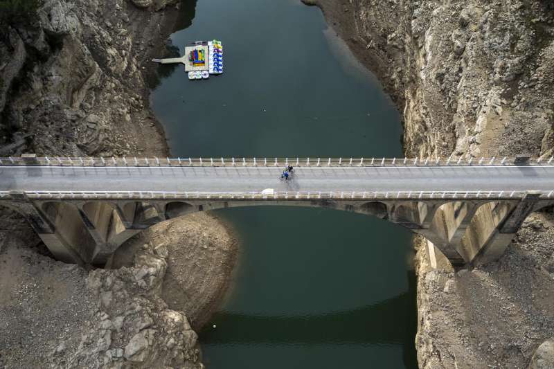 Imagen captada con un dron del embalse de Ulldecona, en Castelln, perteneciente a la cuenca del Jcar. EFEAndreu Esteban