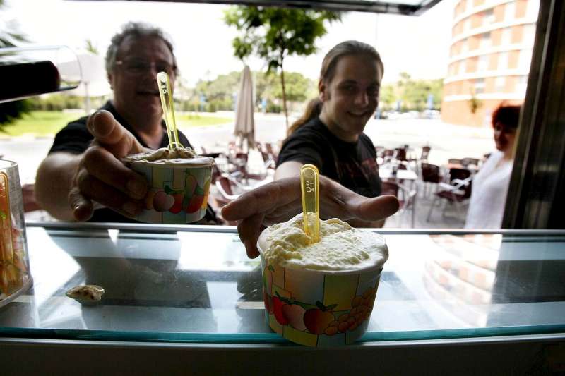 Helados en una terraza de Alicante. EFEManuel Lorenzo

