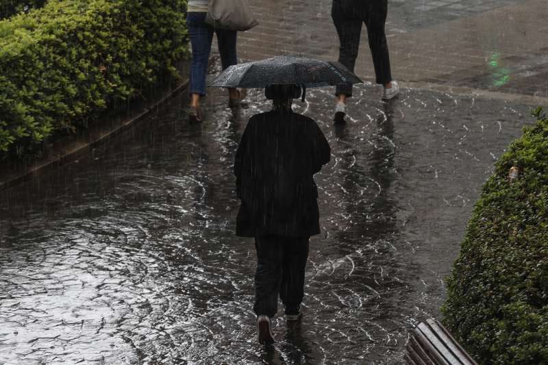 Lluvias intensas e irregulares a lo largo de la maana y primera hora de la tarde en la Comunitat Valenciana, que han llegado hasta los 110 lm2 que han cado en Burriana. EFEManuel Bruque
