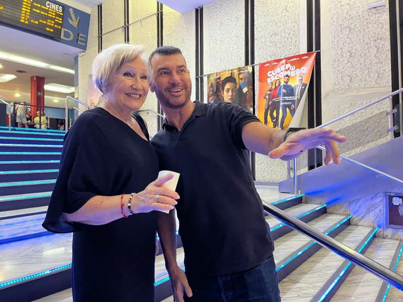 La presidenta de la Fundacin Casa del Artista, Clara Esmeralda, junto con el director de ArtTalent, Ricardo Jordn, en la presentacin del evento en los cines ABC.EPDA