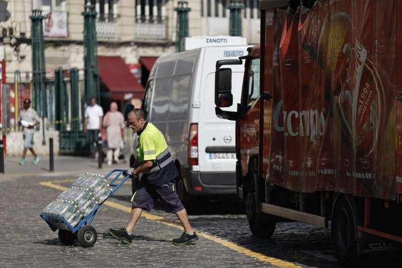 En la imagen, un repartidor lleva una carretilla con bebidas en el centro de la ciudad de València. EFE/Biel Aliño/Archivo