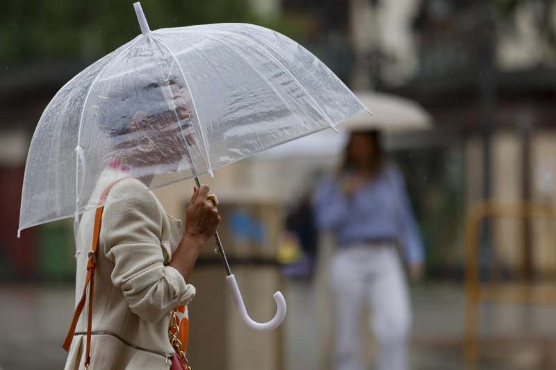 Una mujer con paraguas en Valncia. EFEAna EscobarArchivo

