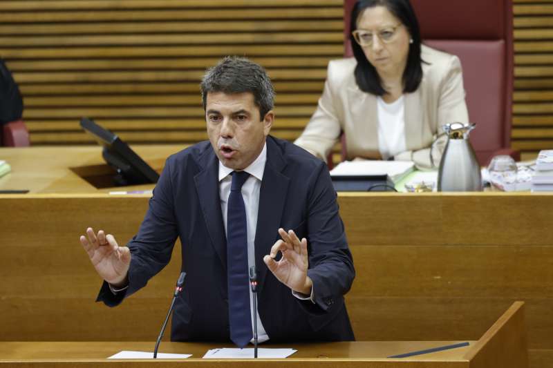 El president de la Generalitat, Carlos Mazn, en la tribuna de oradores del pleno de Les Corts. EFEAna EscobarArchivo
