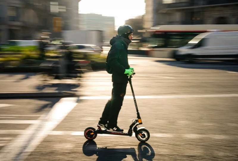 Un hombre circula con un patinete elctrico, en una imagen de archivo. EFEEnric Fontcuberta
