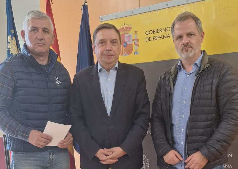 El vicepresidente de AVA-ASAJA, Bernardo Ferrer, junto al ministro Luis Planas.  EPDA