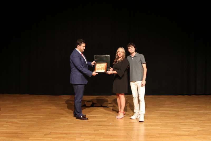 Pablo Verdeguer, finalista de La Voz, recibe el premio de manos del alcalde de Albal, Jos Miguel Ferris. EPDA