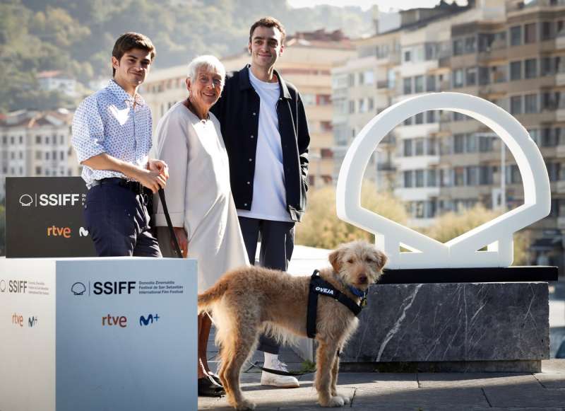 En una imagen de archivo los actores Ignacio Snchez Prez (d), Lola Cordn (c), Biel Montero (i) y Oveja (el perro), posan en el Festival Internacional de Cine de San Sebastin, donde presentan su pelcula Diecisiete. EFEJavier Etxezarreta
