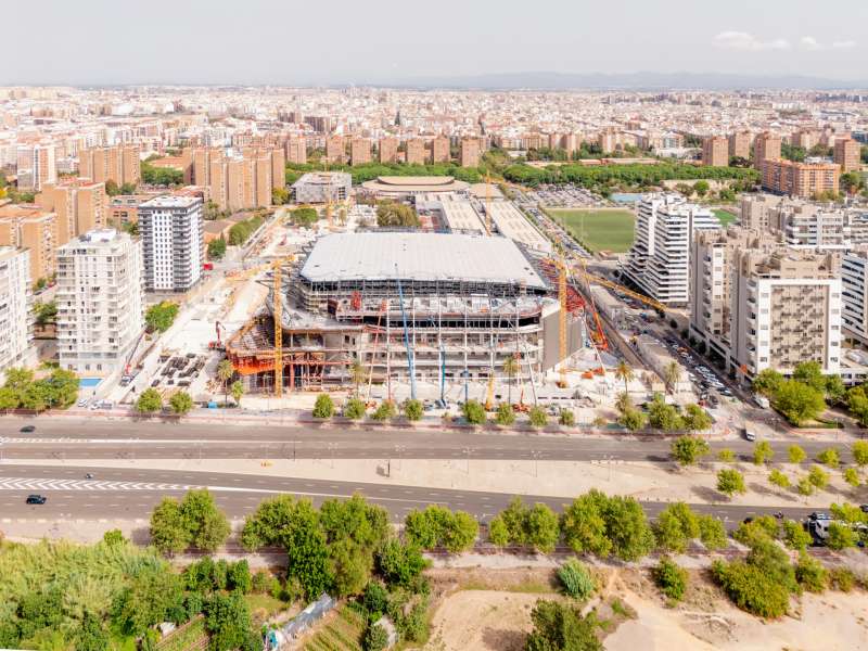 Vista aérea del actual estado del Roig Arena a un año de la fecha prevista de apertura ERRE Arquitectura /EFE
