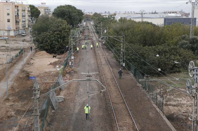 Operarios trabajan en la restauracin de una de las vas del Ferrocarril arrasadas por las riadas en Paiporta en una imagen de archivo. EFEManuel BruqueArchivo
