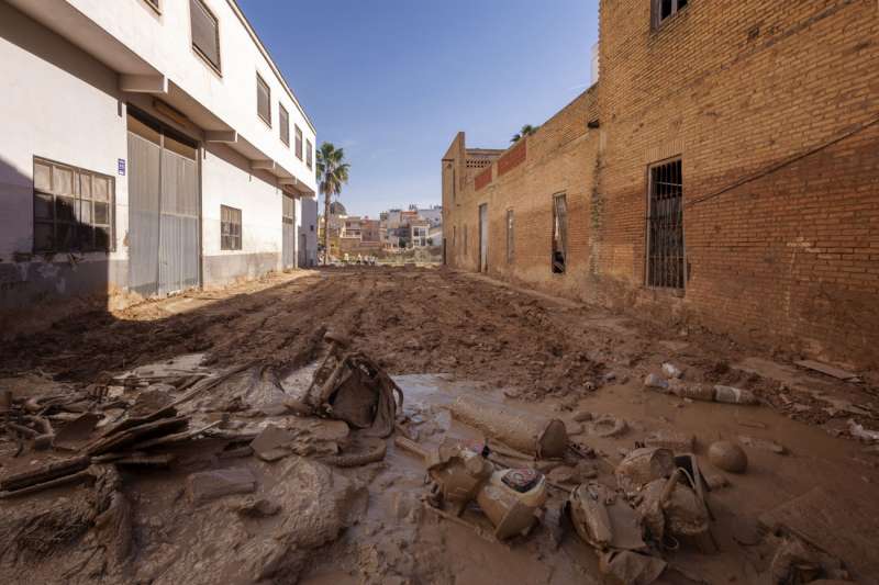 Fotografa de una de las calles de Paiporta tres semanas despus de la dana. EFEVillar Lpez
