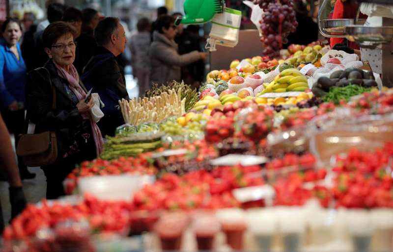 Vista general de un puesto de fruta y verdura en el mercado central de Valencia. EFEKai FrsterlingArchivo