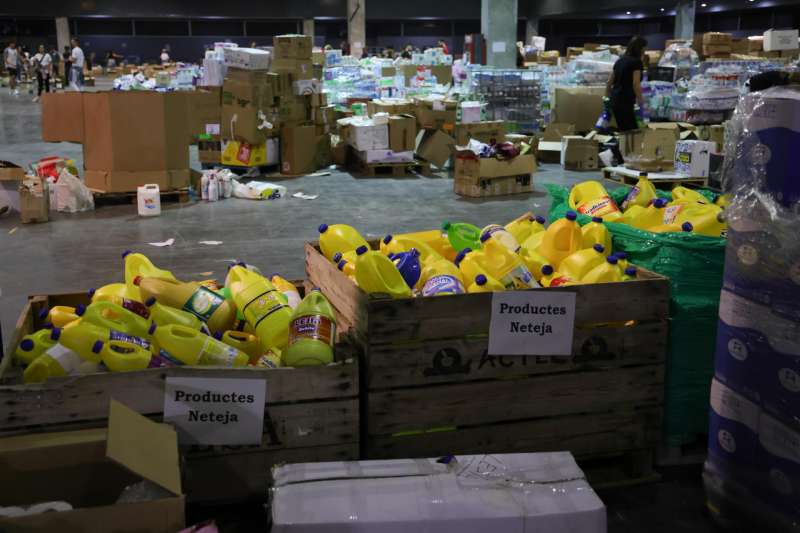 Al Centro de Eventos de Feria Valencia llegan diariamente unos 35 camiones triler y 30 furgonetas cargados con alimentos, herramientas y productos de limpieza, y ropa.  Foto: EFE