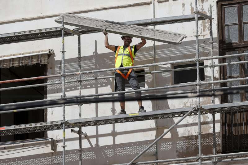 Un obrero de la construccin trabaja en un andamio. EFE