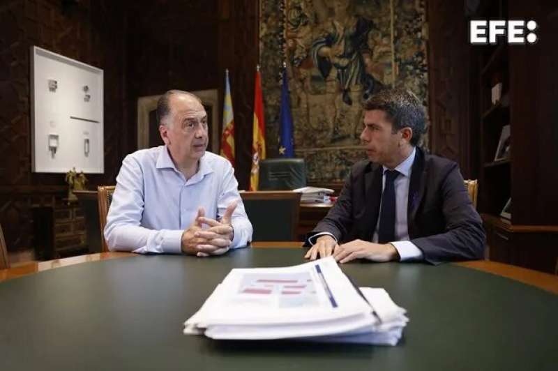 El president de la Generalitat, Carlos Mazn, con el conseller de Emergencias e Interior de la Generalitat, Juan Carlos Valderrama.-EFE Ana EscobarArchivo
