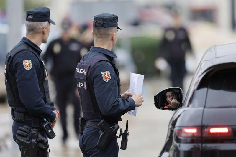 Dos agentes de Polica trabajan en la zona afectada por la DANA. EFEKai Frsterling