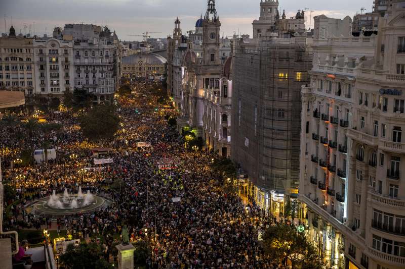 Miles de personas frente al ayuntamiento de Valencia piden la dimisin del president de la Generalitat.  EFE