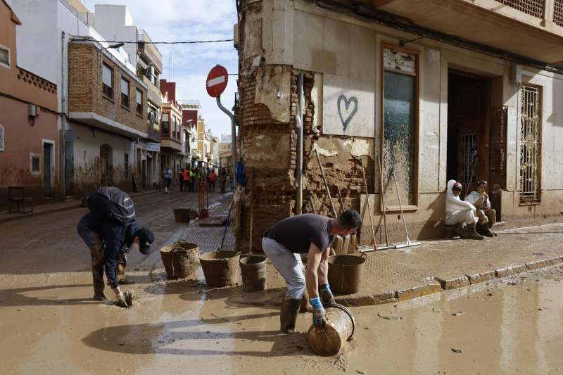 Voluntarios limpian las calles de Paiporta, este martes. EFEJorge Zapata