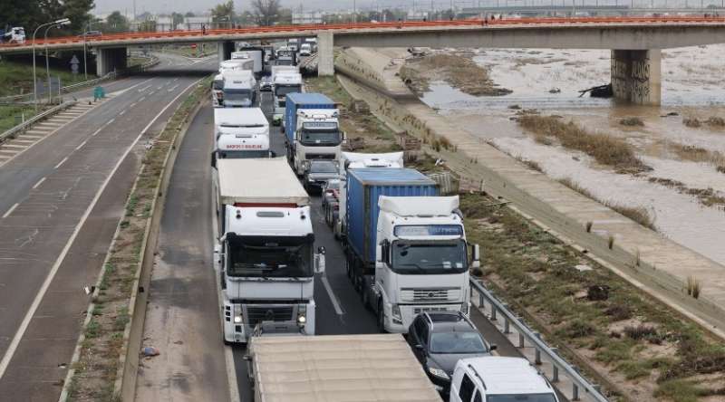 Colas en los accesos a Valencia en una informacin de Apuntmedia.