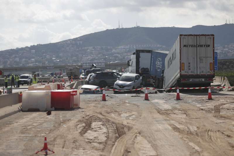 Socavn en un tramo de carretera a causa de los daos provocados por la DANA.  EPDA