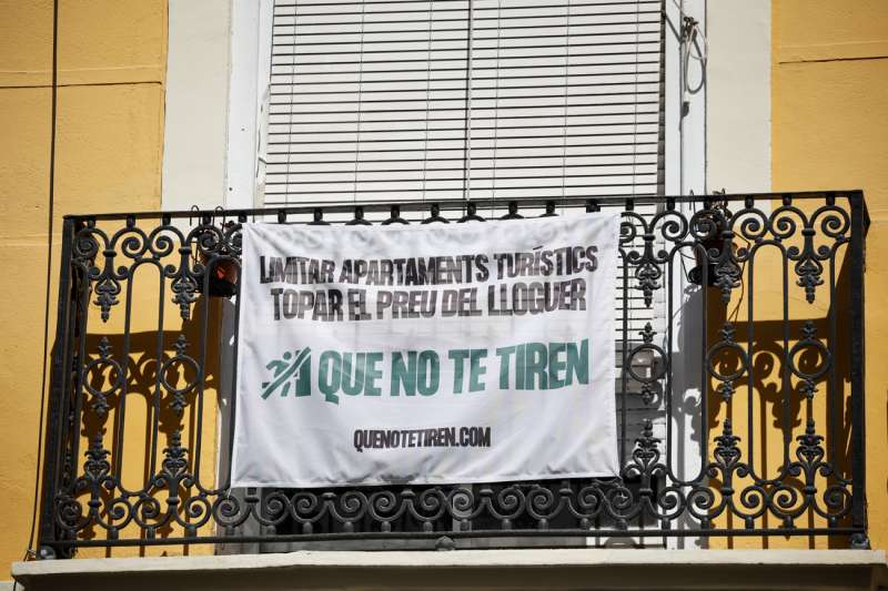 Detalle de un cartel que pide limitar las vivienda turstica en el centro de Valncia. EFEBiel Alio
