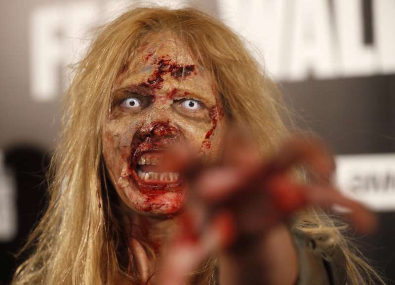 Una actriz caracterizada de zombi durante el photocall previo al estreno de la segunda parte de la tercera temporada de Fear The Walking Dead. Archivo EFEKiko Huesca
