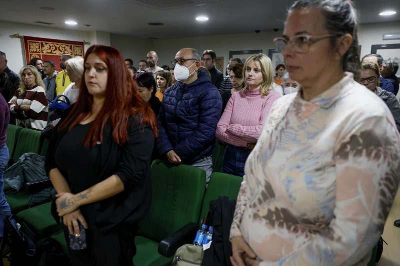 Un momento del minuto de silencio en memoria de los fallecidos por la DANA previo al pleno celebrado este jueves por el Ayuntamiento de la localidad valenciana de Paiporta. EFE Kai Forsterling