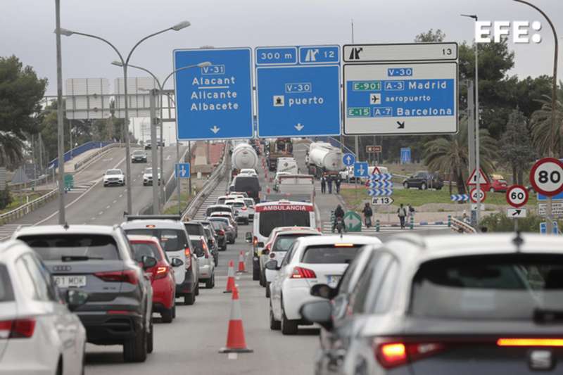 Trfico denso en una de las entradas y salidas de la ciudad de Valencia, en una imagen de este lunes . EFEManuel Bruque
