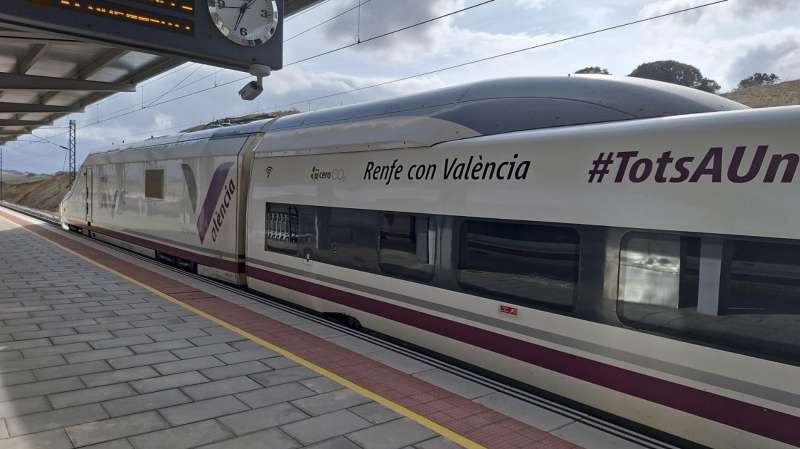 Primer tren de alta velocidad que ha circulado hoy entre Madrid y Valencia tras la recuperacin y reconstruccin de la va en el entorno del tnel de Chiva y el tnel de Torrent. EFE Ministerio de Transportes y Movilidad Sostenible