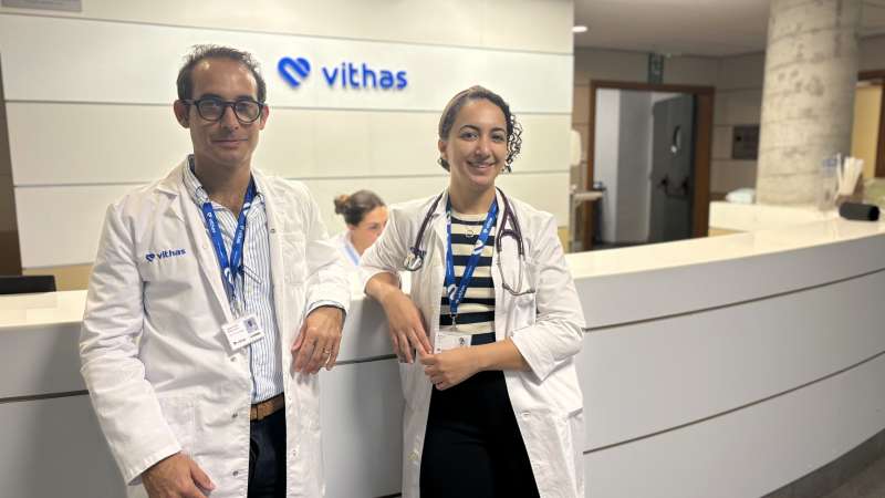 La doctora Amina Bekki y el doctor Ignacio Snchez Lzaro.EPDA