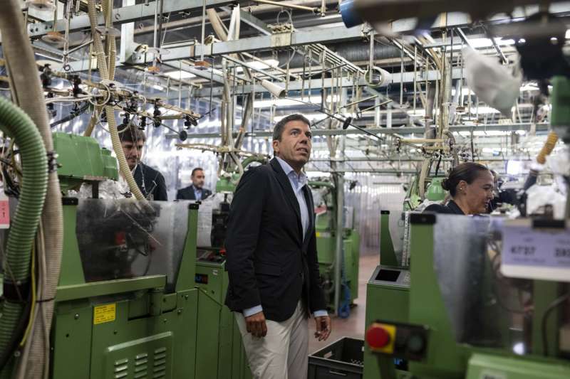 El president de la Generalitat, Carlos Mazn, visita las instalaciones de la empresa textil Marie Claire, que vuelve este mes a la actividad tras la compra por parte de For Men, que prev incorporar a los 77 empleados actualmente en situacin de ERTE de forma escalonada. EFEAndreu Esteban
