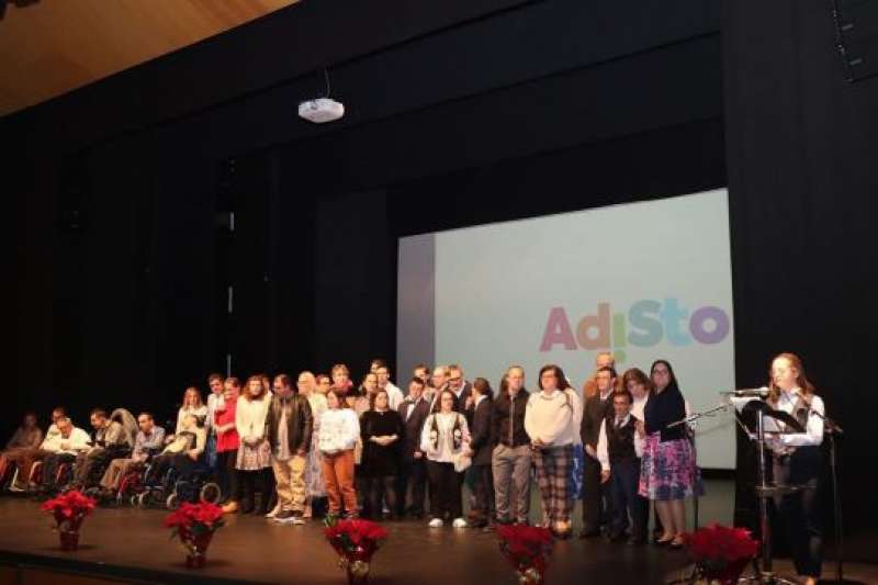 Lectura del manifiesto por Mar Galcern, diputada en Corts Valencianes, en la gala de ADISTO.  EPDA