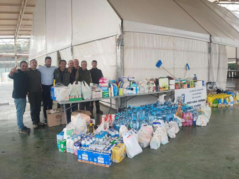 Grupo de cazadores recogen productos de primera necesidad para los afectados por la DANA.  EPDA