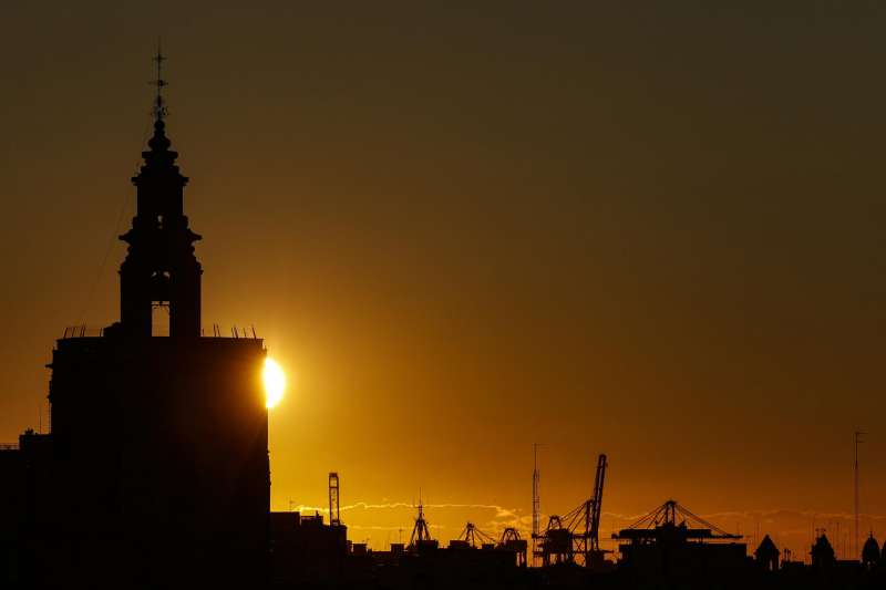 Imagen de archivo de la torre del Miguelete y las gras del Puerto de la ciudad de Valncia al fondo durante un amanecer. EFEManuel Bruque
