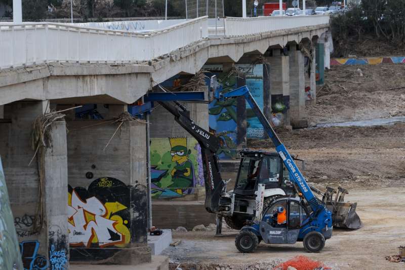 Vista general de los trabajos de reparacin del puente sobre el ro en Riba-roja de Tria, ubicado en la carretera CV-336 que se vio afectado por la DANA del pasado 29 de octubre. EFEKai Frsterling