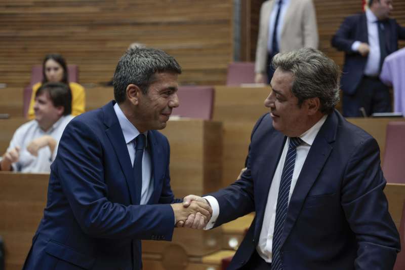 El president de la Generalitat, Carlos Mazn (izqda), saluda al portavoz de Vox, Jos Mara Llanos, antes del comienzo del pleno. EFEBiel Alio