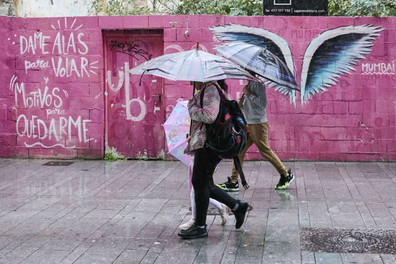 Varias personas caminan protegida para la lluvia en una imagen de archivo. EFENatxo FrancsArchivo
