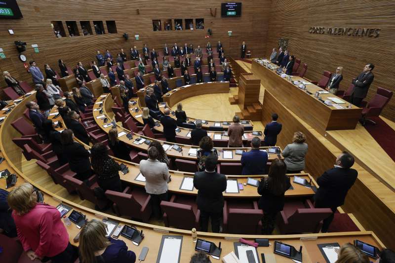 El pleno de Les Corts durante el minuto de silencio por las vctimas de la dana. EFEManuel BruqueArchivo
