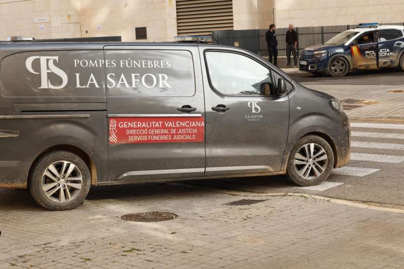 Llegada coche funebre a la morgue de la Ciudad de la Justicia este lunes en Valencia.  EFE