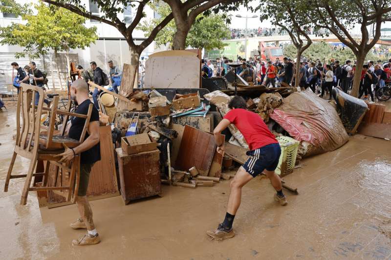 Cientos de personas llegan a La Torre mientras los vecinos de la localidad sacan el mobiliario destrozado de sus casas. EFEAna Escobar