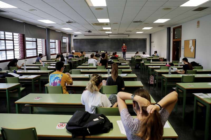 Varios estudiantes antes del inicio de las Pruebas de Acceso a la Universidad (PAU), en la Universitat Politcnica de Valencia. EFEAna Escobar
