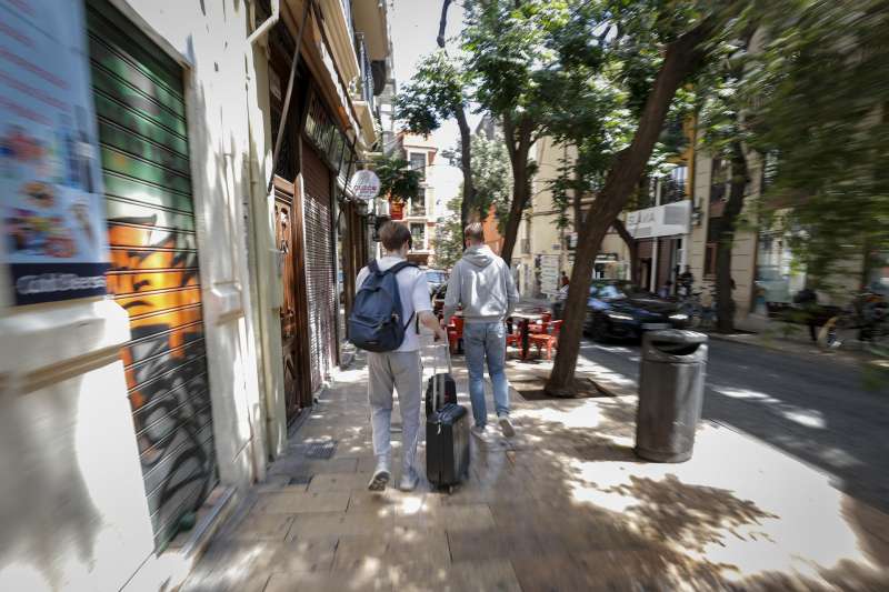 Dos turistas recorren con sus maletas el casco antiguo de la ciudad de Valencia. EFEManuel BruqueArchivo