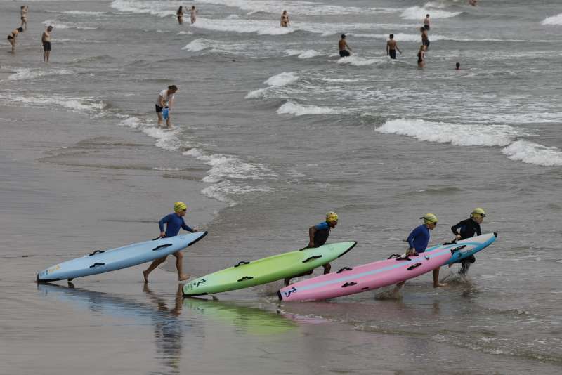 Varias personas practican paddle surf en la playa de la Malvarrosa en Valencia. EFE Biel Alino
