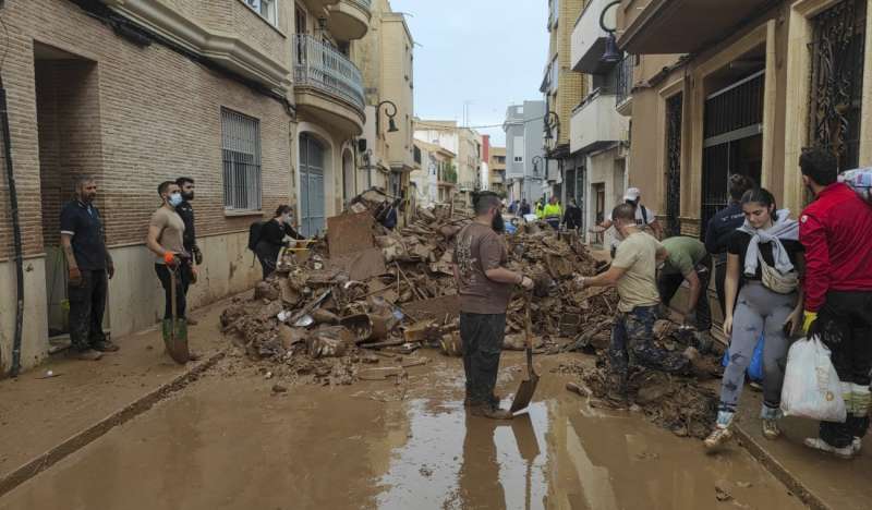 Vecinos continan con las labores de limpieza en Aldaia, Valencia, tras la DANA. EFEJordi Ferrer
