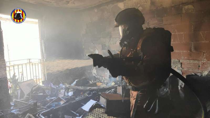 Un incendio hoy en una vivienda de la calle Pelayo de Catarroja. EFEConsorcio de Bomberos
