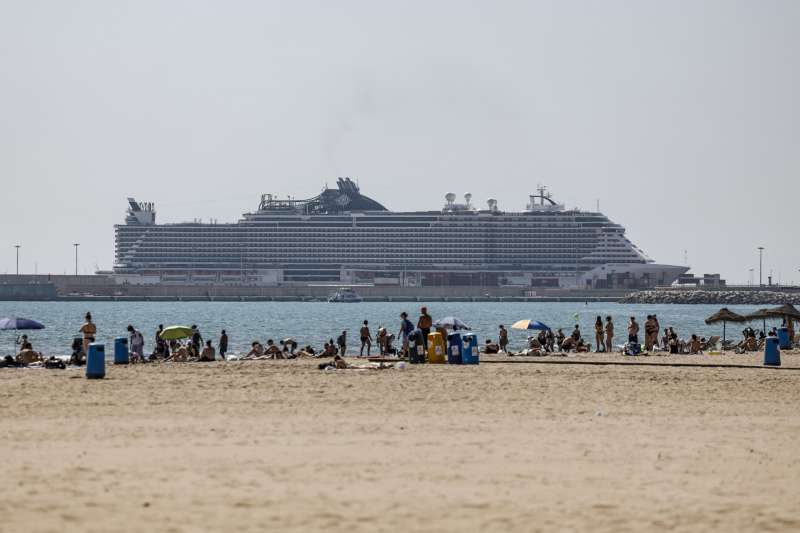 Un crucero atracado en el Puerto de Valencia. EFEBiel Alio
